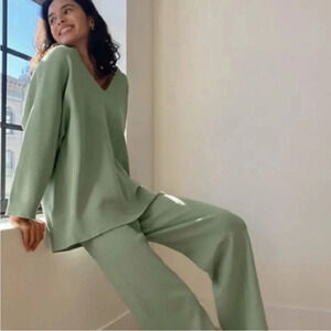 Wilfred Free
Souvenir Sweater Green size 3/L. Loungewear casual effortless wear.